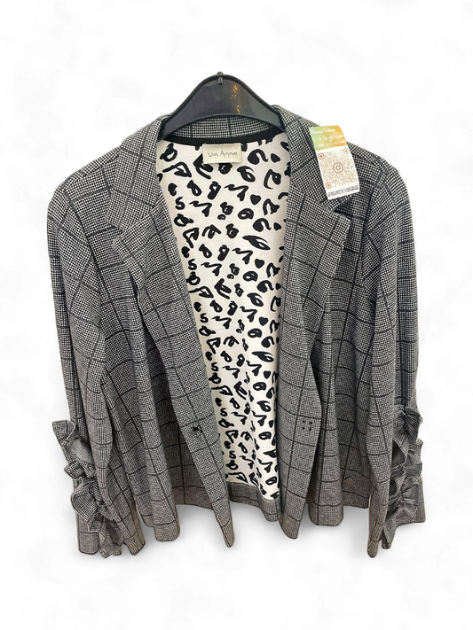 Modern Checked Pattern Blazer by Via Appia